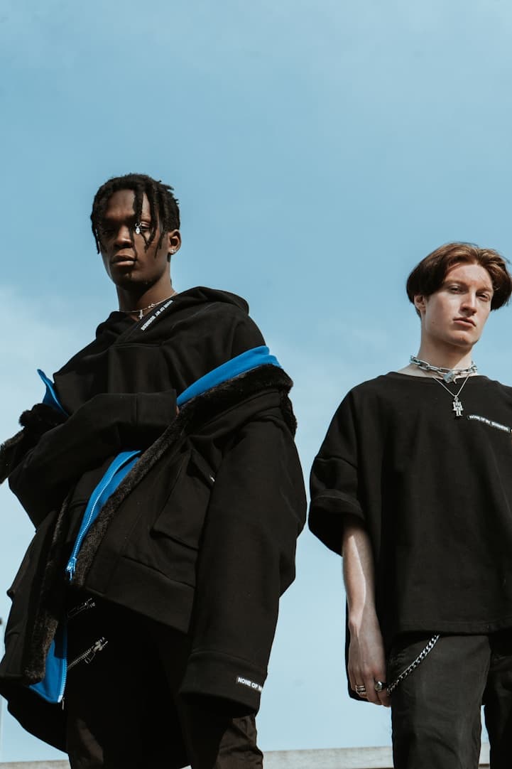 Modelos masculinos com estilo urbano